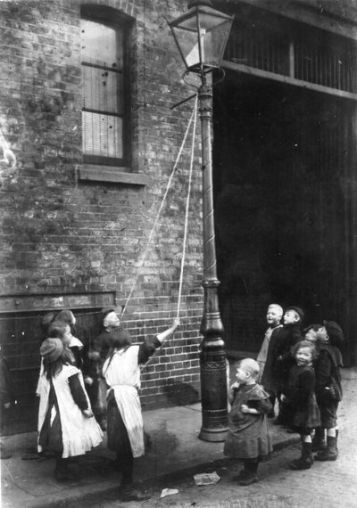 Slums von London, um 1900 von English Photographer